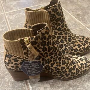 NWT Toms Leopard Wedge Boots Size 9